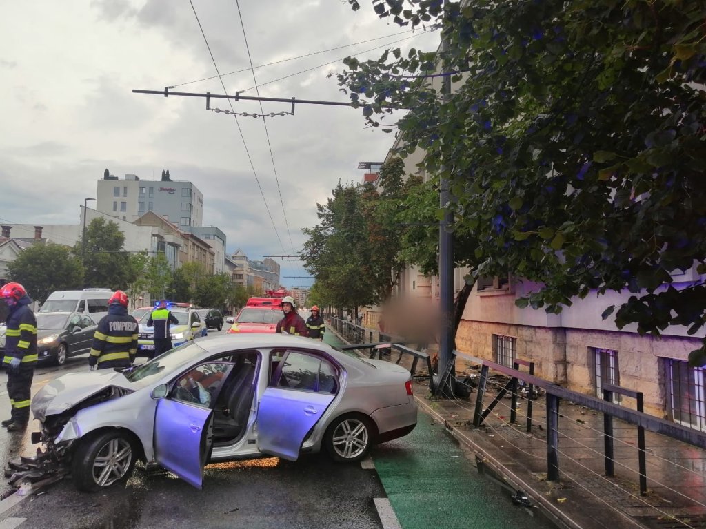 Ce transmit polițiștii clujeni despre accidentul produs în această dimineață / Coliziune cu un gard metalic și un arbore