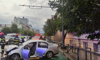 Ce transmit polițiștii clujeni despre accidentul produs în această dimineață / Coliziune cu un gard metalic și un arbore