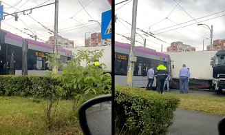 ”Nu vă recomand să așteptați tramvaiul azi...” / Accident la podul Calvaria, tramvai vs. TIR / Trafic BLOCAT cu zeci de troleibuze aliniate