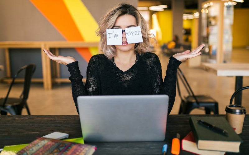 Burnout-ul parental la părinții tineri: ce spun studiile științifice și cum ajută terapia psihologică?