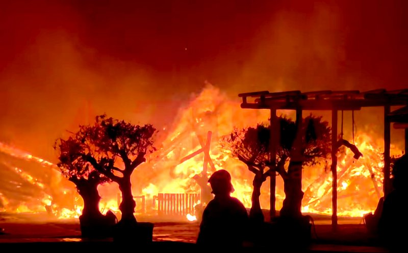 Incendiu puternic pe plaja din Mamaia. 2 baruri din zona cluburilor de lux s-au făcut scrum
