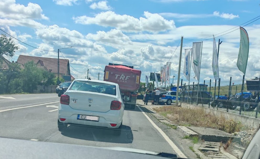 Scene tensionate pe un drum din Cluj! Un bărbat ar fi fost imobilizat și încătușat în plină stradă de către polițiști
