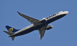 Incident extrem de GRAV la bordul unui avion! Un pasager era să "zboare" din aeronavă după ce un geam a cedat: "Capul și umerii îi ieșeau prin hubloul spart"