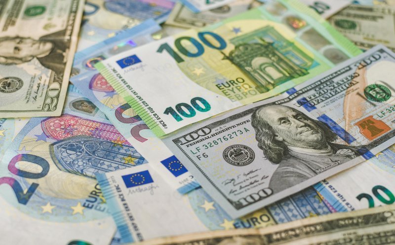 Curs valutar 10 iulie 2026: Euro scade. Cum stau dolarul și aurul pe final de săptămână