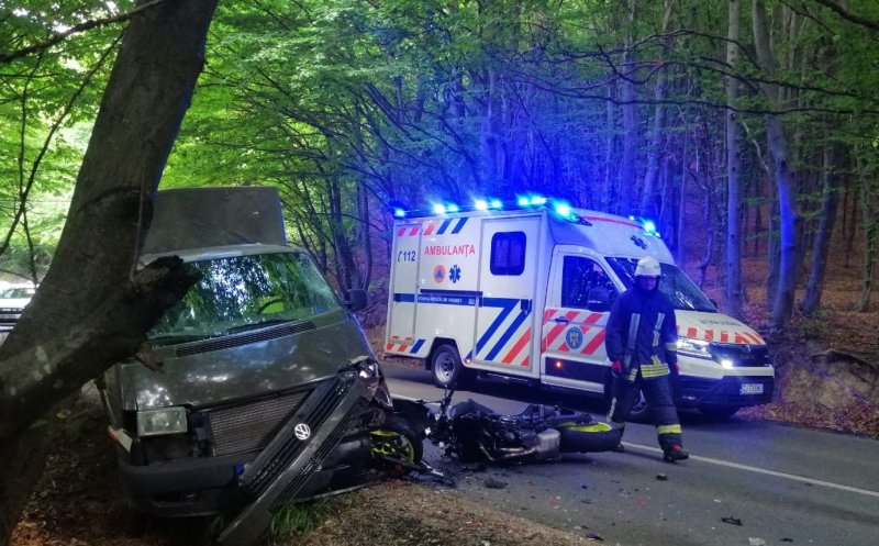 ACCIDENT cu o motocicletă și o camionetă pe Făget-Sălicea. Descarcerarea și o ambulanță, la fața locului/ Un tânăr, transportat în stare GRAVĂ la spital
