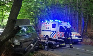 Accident între o motocicletă și o camionetă pe Făget-Sălicea. Descarcerarea și o ambulanță, la fața locului/ Un tânăr a fost transportat în stare gravă la spital