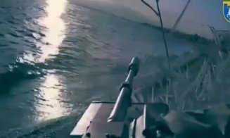 Premieră mondială: robot înarmat cu mitralieră, transportat de o dronă navală într-o zonă controlată de Rusia