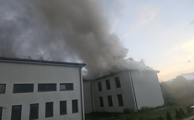 Incendiu puternic la școală din Cluj. CINCI autospeciale ISU au intervenit la fața locului