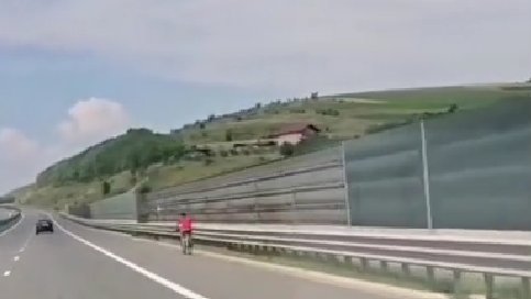 Imagini care i-au lăsat mască pe șoferi: un biciclist circula nestingherit pe Autostrada A3, în Cluj