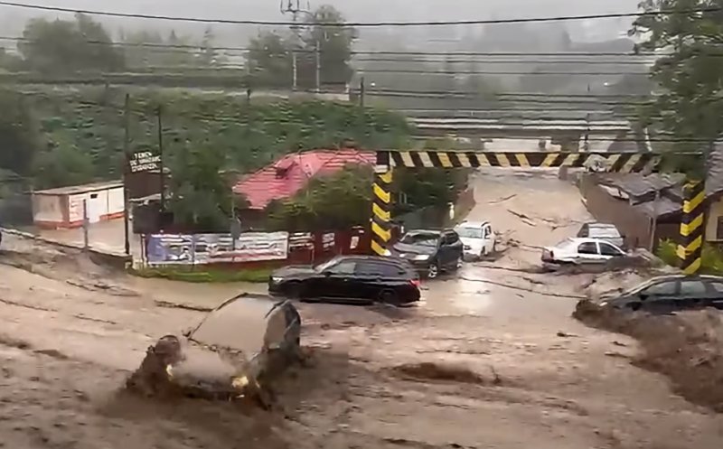 Viitură devastatoare la Bușteni! Străzile au devenit râuri, iar o mașină a fost purtată de ape sub privirile oamenilor
