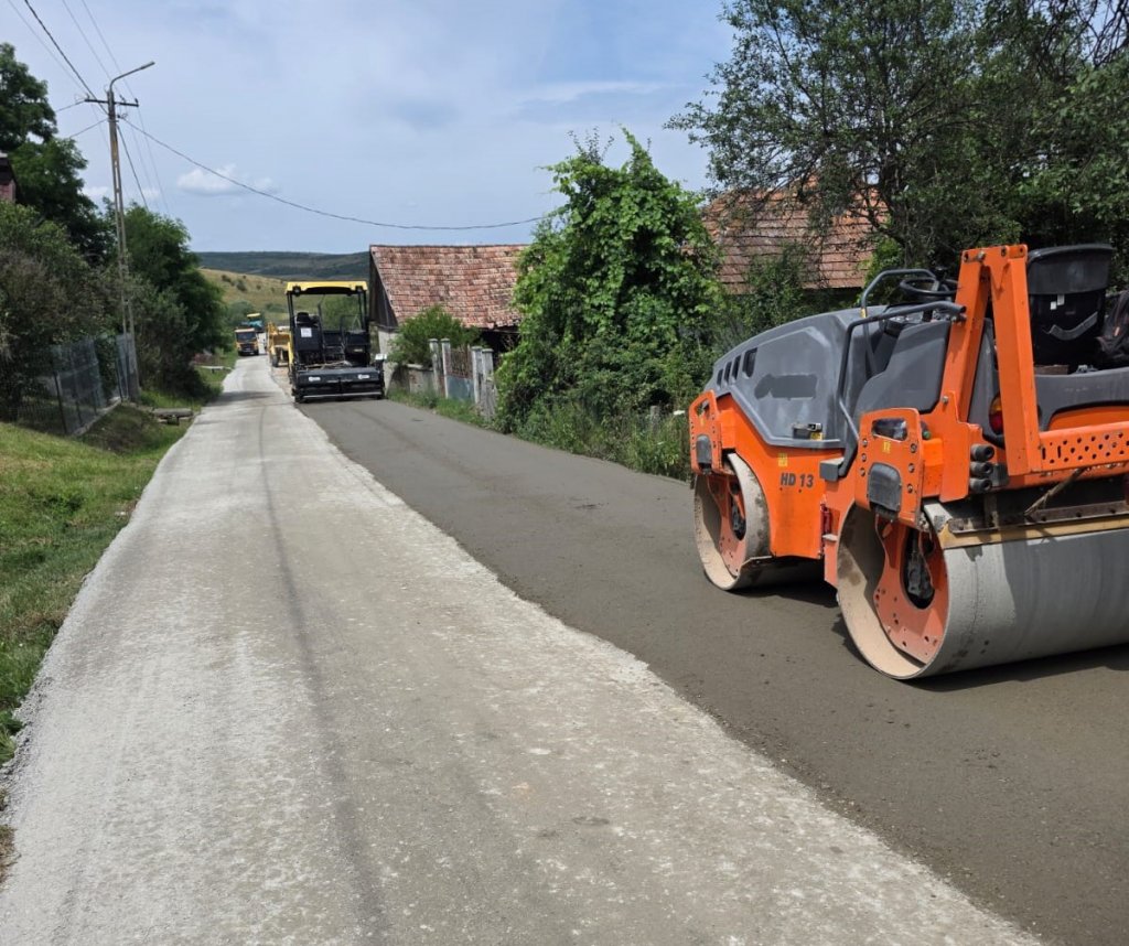 Se asfaltează un nou drum județean din Cluj