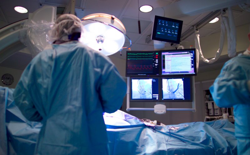Scandal în sistemul medical: Doi medici, trimiși în judecată după ce ar fi implantat dispozitive cardiace extrase de la cadavre