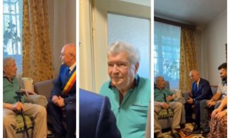 Moment emoționant la Cluj. Boc a premiat un bărbat care a împlinit 100 de ani: „Un secol de demnitate și înțelepciune”