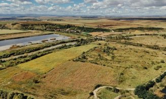 O proprietate rară din Cluj, scoasă la vânzare: Peste 20 de hectare și un lac impresionant. Cât costă