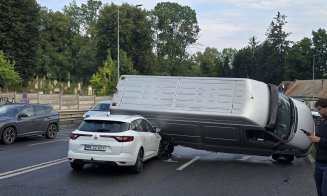 IMAGINI noi cu accidentul de pe Calea Turzii / Telefonul, viteza sau anvelopele categoria ”mai merg un sezon”?
