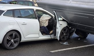 IMAGINI noi cu accidentul de pe Calea Turzii / Telefonul, viteza sau anvelopele categoria ”mai merg un sezon”?