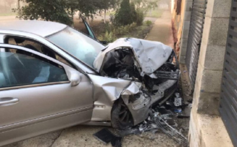 Incredibil ce a făcut un tânăr în Cluj: s-a urcat beat la volan, fără permis și cu numere false. Cursa s-a terminat într-un gard