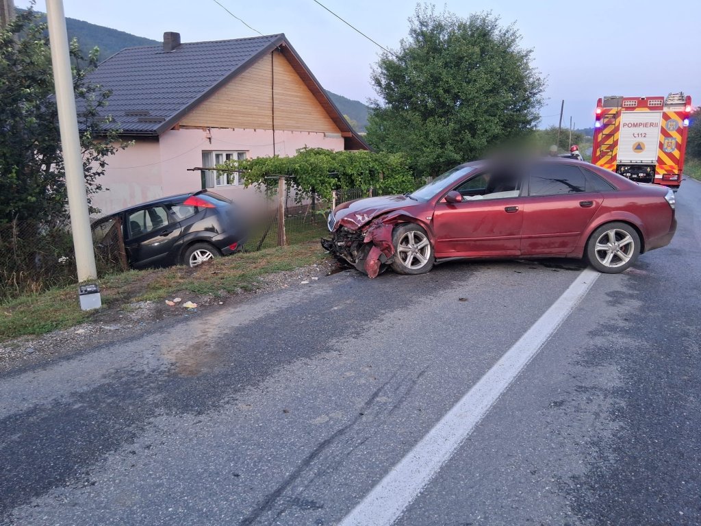 ACCIDENT în Cluj cu mașină proiectată în șanț