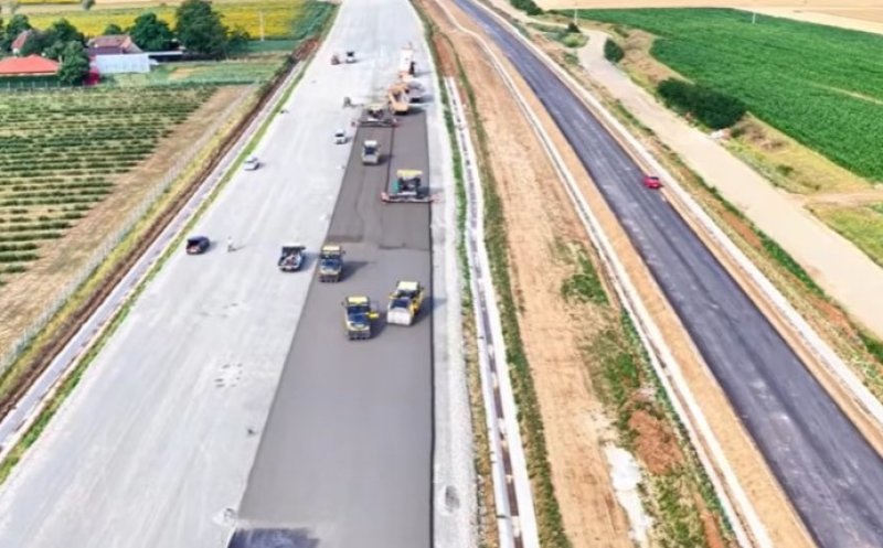 Autostrada Transilvania. Mobilizare impresionantă pe acest lot: 600 de utilaje și 70 de muncitori + 1,5 kilometri de asfalt pe zi, pe un sens