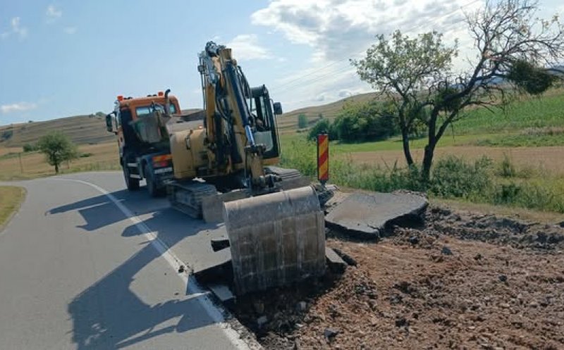 Lucrări pe un important drum județean din Cluj. Se repară gropile