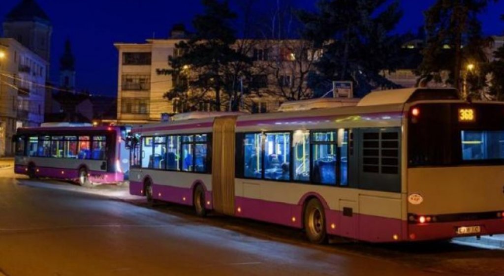 "Au vrut să-mi taie cureaua genții!”. O clujeancă povestește cum a scăpat de hoți într-un troleibuz