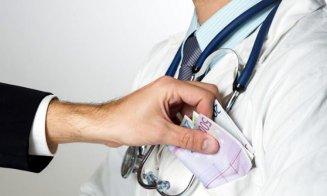 Chirurg din Cluj, arestat pentru mită. Anchetatori: Lua bani de la pacienți pentru operații. Accepta inclusiv mese la restaurant