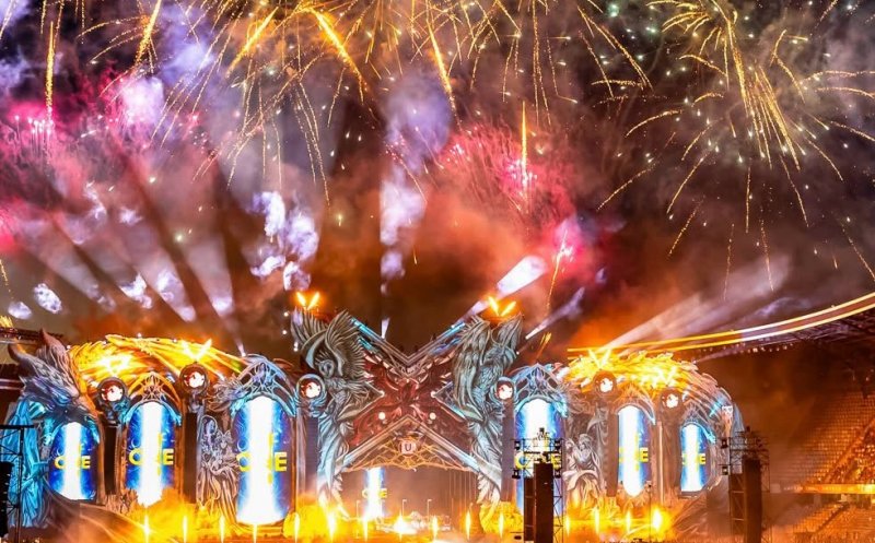 Din culisele UNTOLD. Ce se ascunde în spatele show-ului de lumini de pe Mainstage: peste 3.000 de lumini în joc, controlate la milimetru