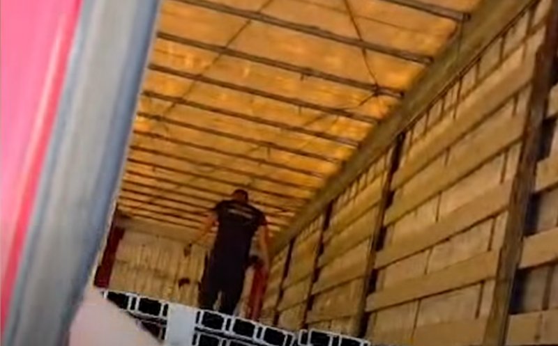 Descoperire șocantă într-un TIR! Doi migranți din Maroc au fost găsiți inconștienți după ce au intrat ilegal în România