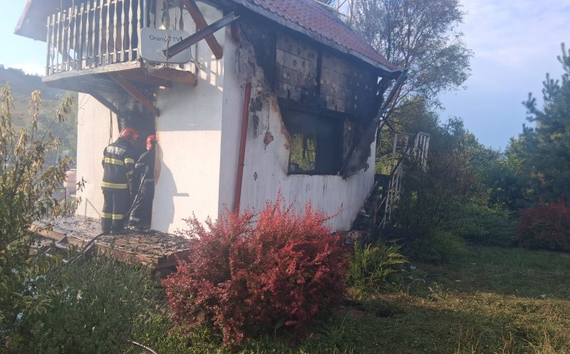 INCENDIU violent la o cabană din Cluj. Pompierii au reușit să evite producerea unei explozii/ De la ce a pornit focul