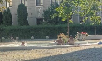 Canicula i-a scos pe unii clujeni la scăldat, ca la ștrand, în fântâna publică din centrul orașului