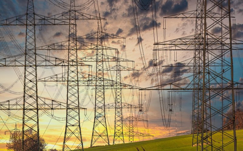România vinde energie ieftină Bulgariei și o cumpără înapoi de 7 ori mai scump. Care este explicația