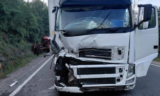 ACCIDENT pe un drum din Cluj: 2 victime după un impact între un TIR și o autoutilitară