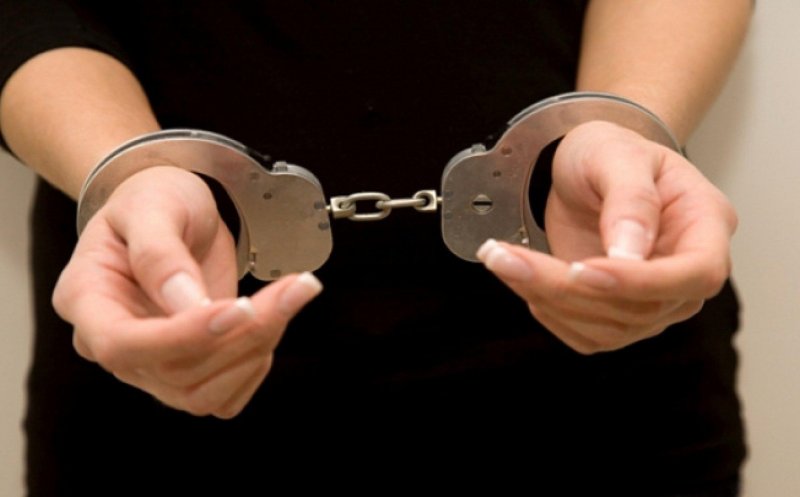 Mandat de arestare pentru ultraj, emis pe numele unei clujence de 44 de ani. A fost prinsă în toiul nopții