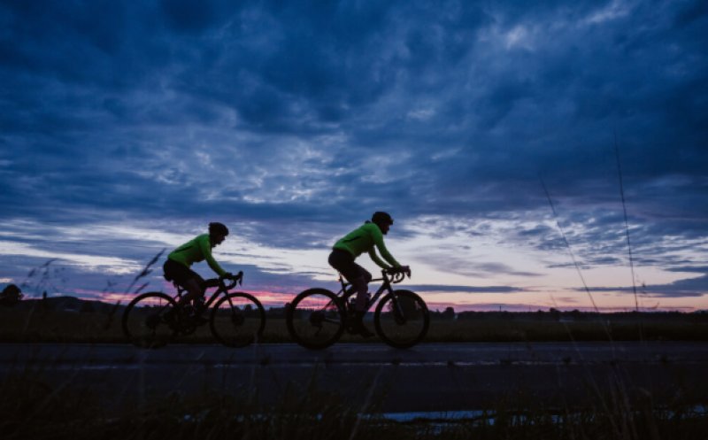 Sub cerul Perseidelor, departe de luminile Clujului! Tură de noapte cu bicicleta pe Dealul Lombului