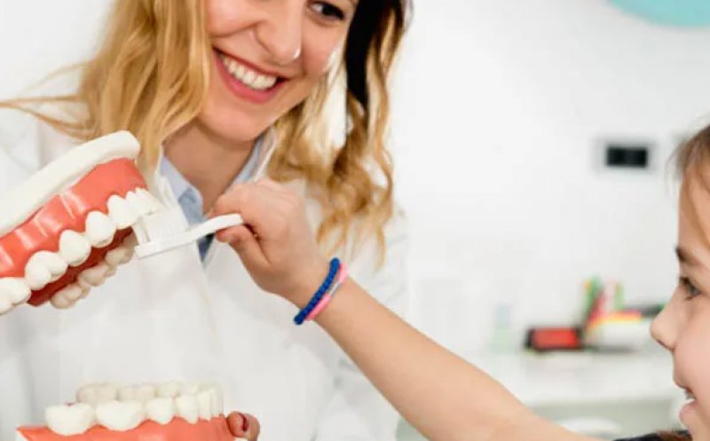 Sănătatea orală, materie în școli? Medicii stomatologi cer includerea educației pentru sănătatea dinților în curriculum