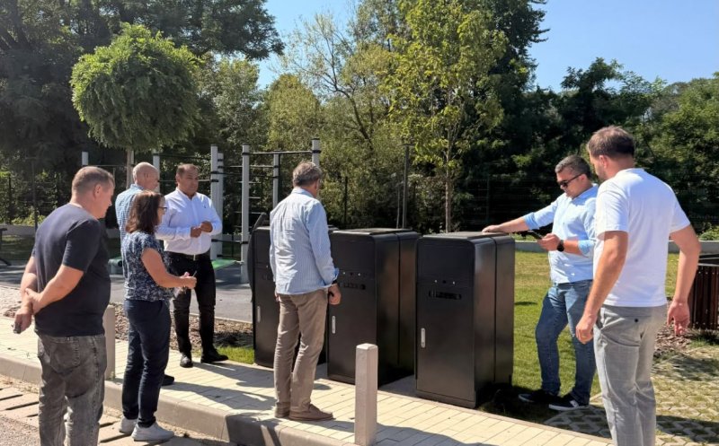 Gilăul modernizează transportul public: 13 stații inteligente, alimentate solar, instalate în comună