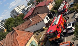 Cluj-Napoca: Un incendiu a cuprins fațada și terasa unei case pe 3 nivele / De la ce a pornit focul