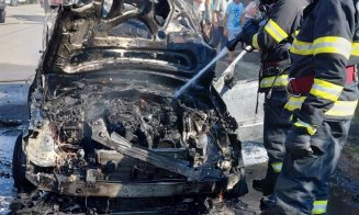 O mașină a luat foc în timp ce rula pe un drum într-o localitate din Cluj / Cauza probabilă