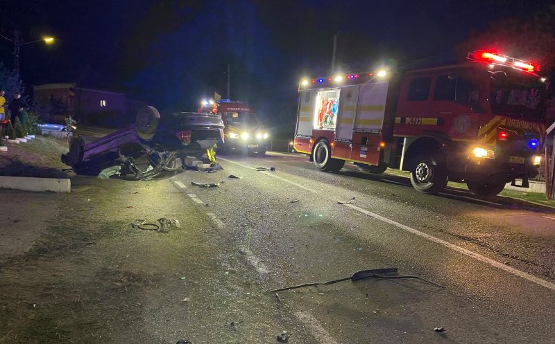Accident grav lângă Cluj. O mașină s-a răsturnat, iar doi tineri au fost transportați la spital