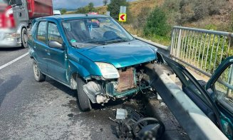 La un pas de tragedie pe un drum din Cluj: un șofer de 71 de ani a pierdut controlul volanului și a ajuns în parapet. Ce spun polițiștii