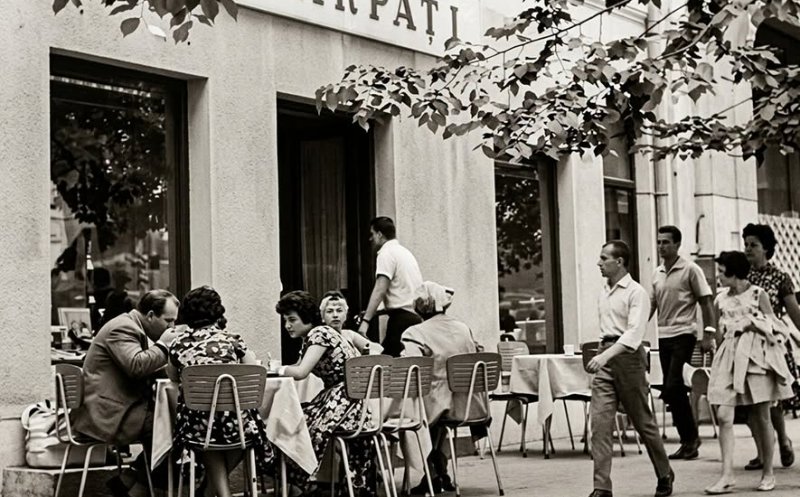 În 1964, terasa Cofetăriei Carpați din Piața Unirii era un loc animat
