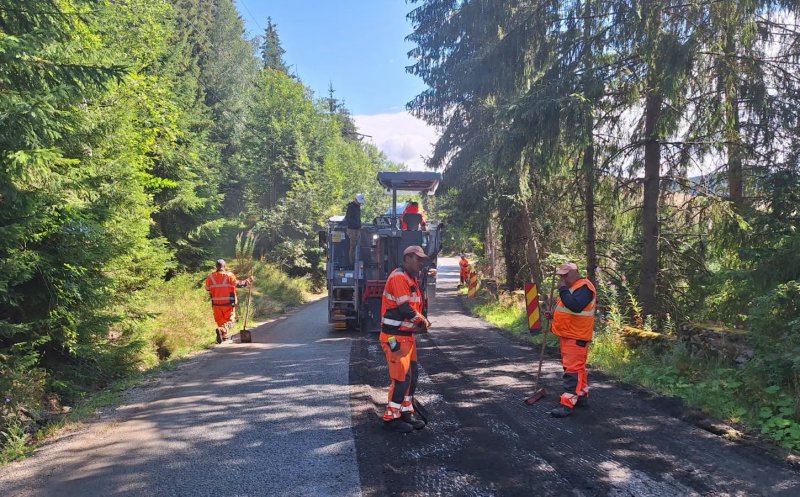 Se modernizează drumul județean care duce la pârtia de schi de la Buscat