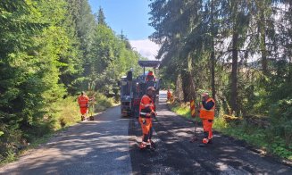 Se modernizează drumul județean care duce la pârtia de schi de la Buscat