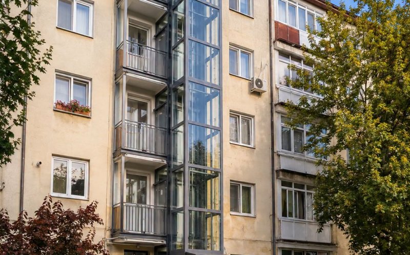 Lifturi pentru blocurile vechi din România. Cine poate beneficia de program