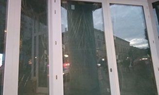 Gata, clădirea monument istoric din centrul Clujului e ”tapițată” în întregime cu "termopane albe"