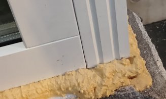Gata, clădirea monument istoric din centrul Clujului e ”tapițată” în întregime cu "termopane albe"