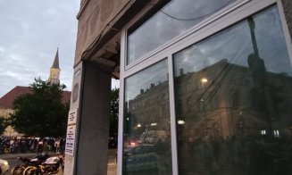 Gata, clădirea monument istoric din centrul Clujului e ”tapițată” în întregime cu "termopane albe"