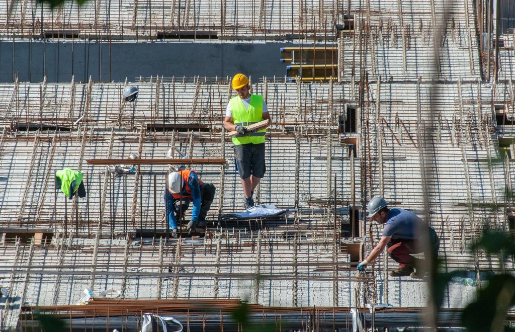 Românii nu se mai grăbesc să plece din țară pentru un job. Ce îi face să rămână acasă
