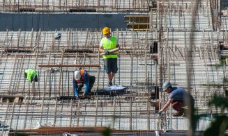 Românii nu se mai grăbesc să plece din țară pentru un job. Ce îi face să rămână acasă