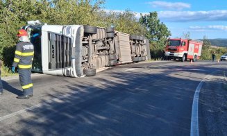 Accident pe un drum din Cluj. Un tir plin de marfă s-a răsturnat